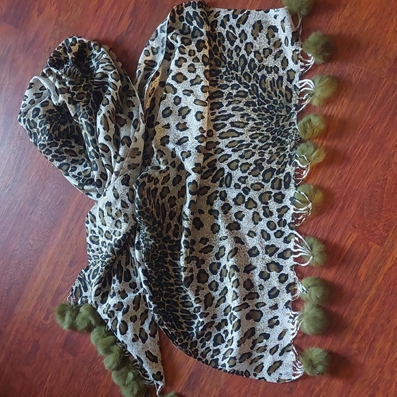 Fur trimmed scarf - Picture 3 of 3